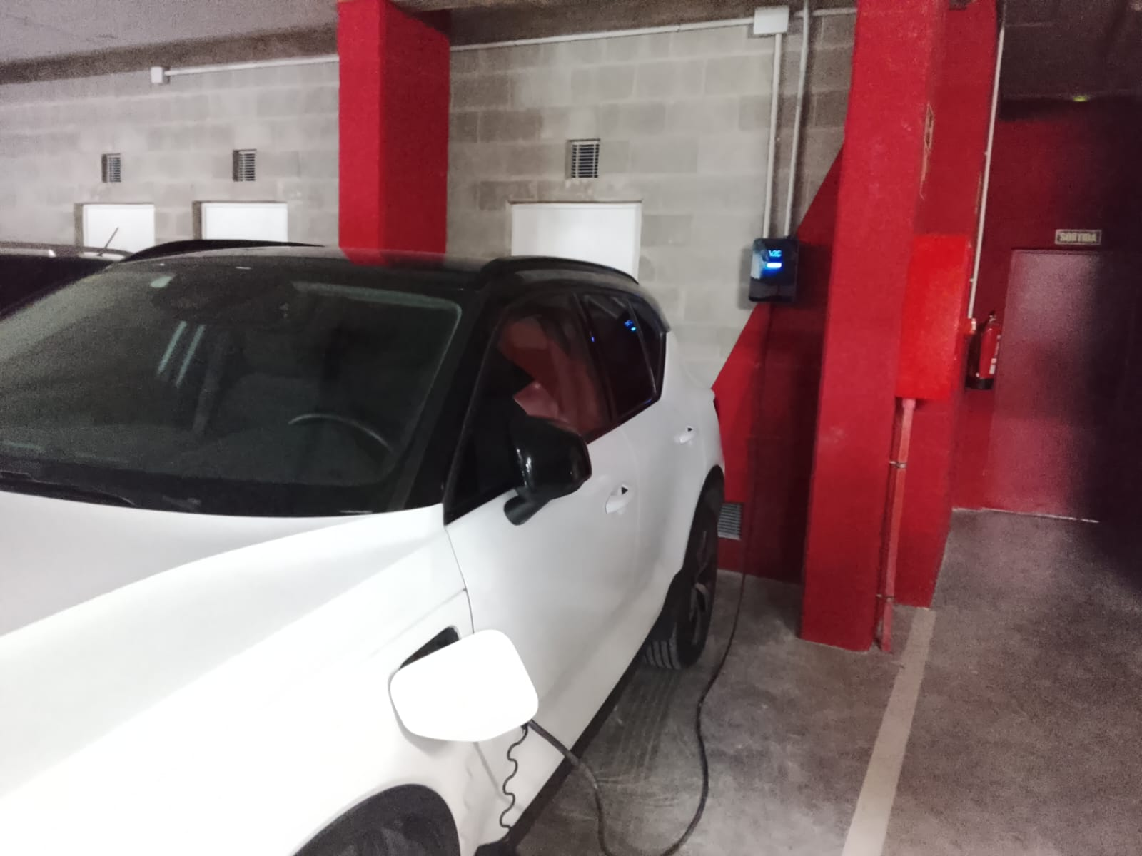 Ejemplo real de instalación de cargador V2C en garaje comunitario
